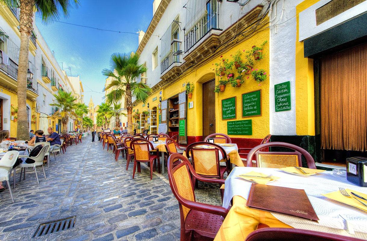 Mesas en la calle de la Palma del Restaurante Mesón Criollo en Cádiz