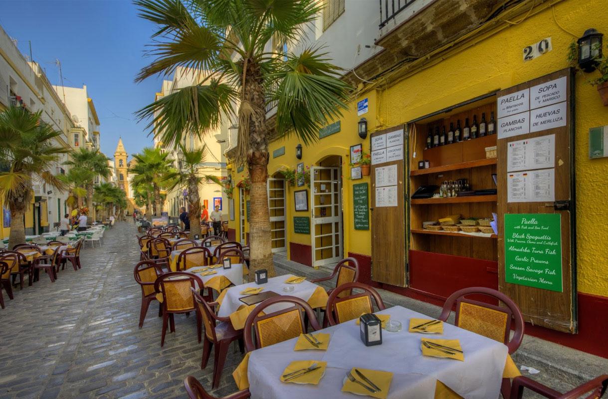 Mesas en el exterior del Restaurante Mesón Criollo en Cádiz
