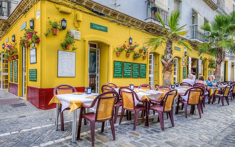 Mesas en la calle de La Palma - Restaurante Mesón Criollo de Cádiz