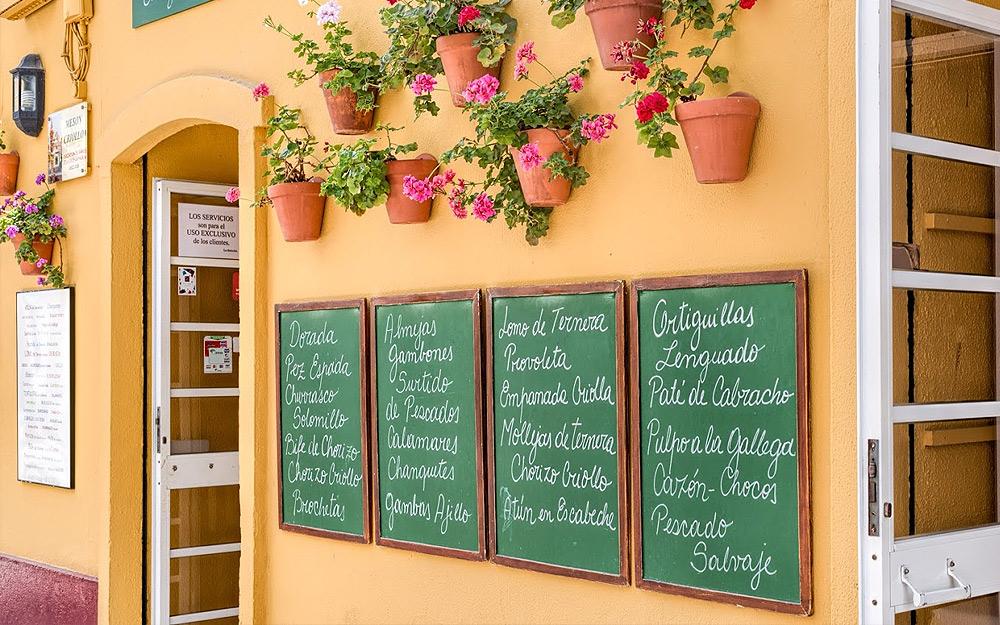 Cartas en Pizarras en la Entrada del Restaurante Mesón Criollo en Cádiz
